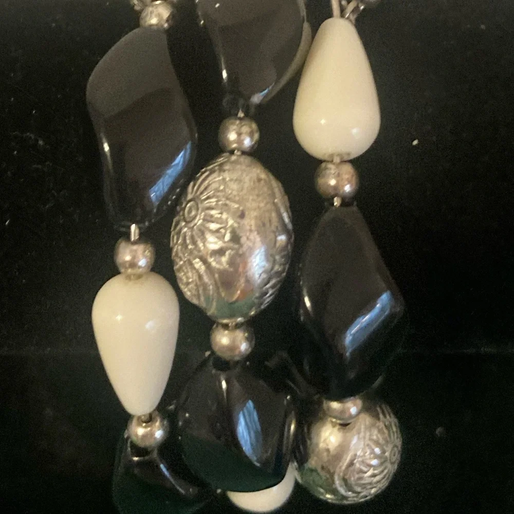 Elegant Black and White Beaded Bracelet